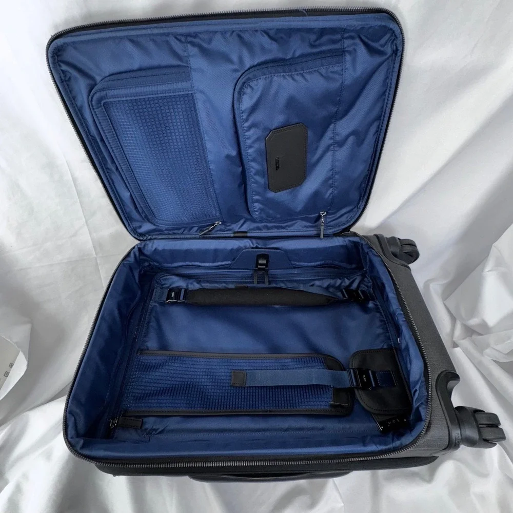 Tumi International 21